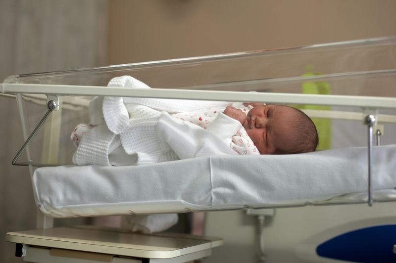Tot mai multi parinti refuza injectia cu vitamina K la nastere. Studiu: riscul de hemoragie cerebrala poate fi de aproape trei ori mai mare