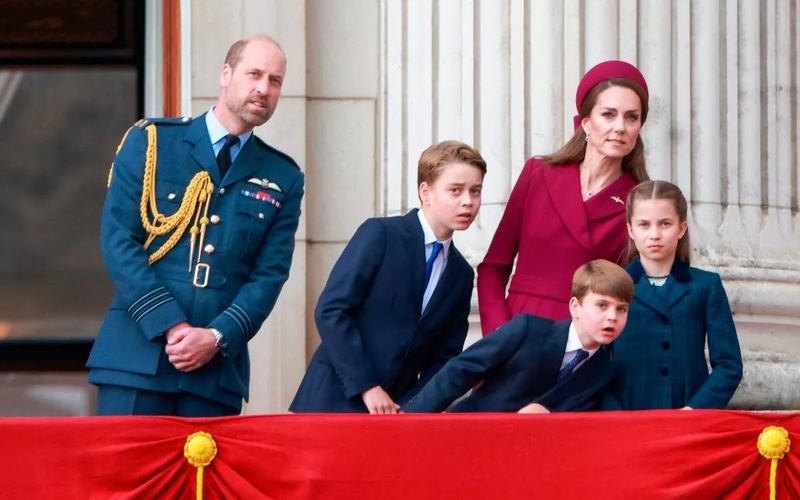 Printul Louis a facut din nou show la balconul Palatului Buckingham la spectacolul aviatic de Ziua Victoriei