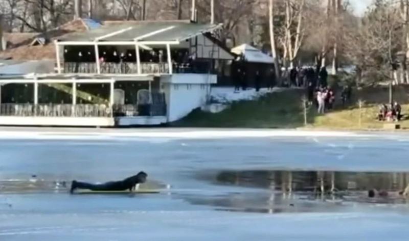 Filmul incidentului din Parcul Romanescu din Craiova. Cum a ajuns fetita de 5 ani in lacul inghetat. A stat aproximativ 20 de minute in apa inghetata