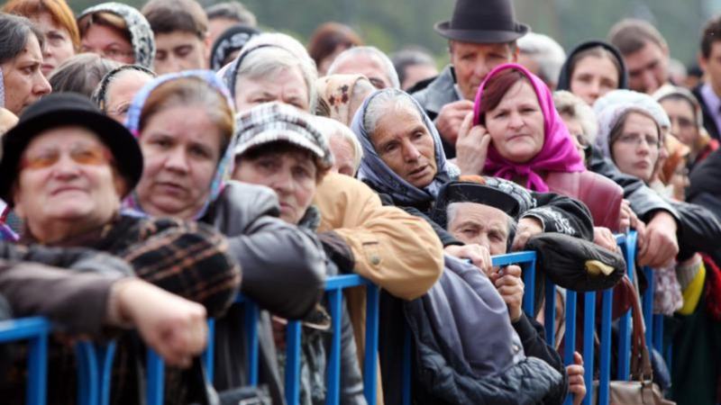 O mama singura a reusit sa stranga bani pentru hrana copilului, dupa ce a strans PET-urile de la pelerinajul Sfintei Parascheva