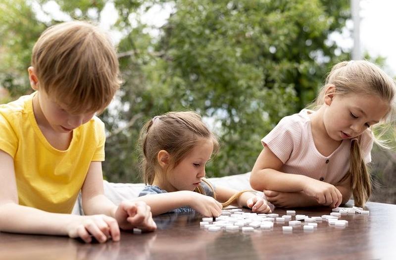 Cum sa inveti copii sa joace Remi: jocul de strategie care dezvolta logica si rabdarea