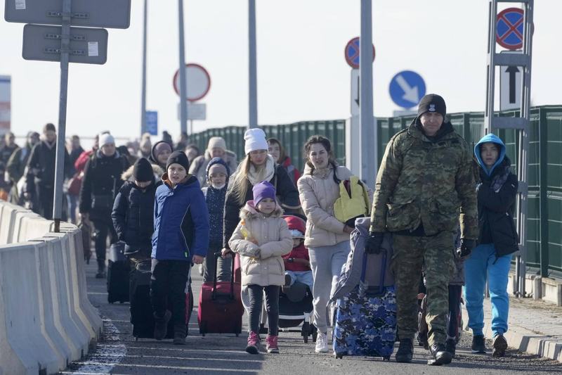 Cum a reusit o mama din Ucraina sa fuga din calea razboiului impreuna cu cei 9 copii. Drama prin care a trecut