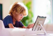 Timpul petrecut de copii in fata ecranelor este direct legat de tulburarile de autism si ADHD