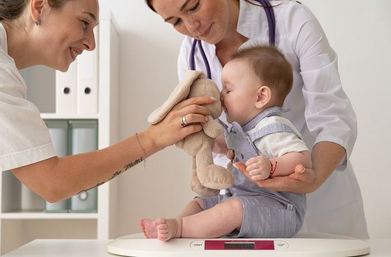 Greutatea bebelusului in primii 2 ani: valori orientative, monitorizare si semne de alarma
