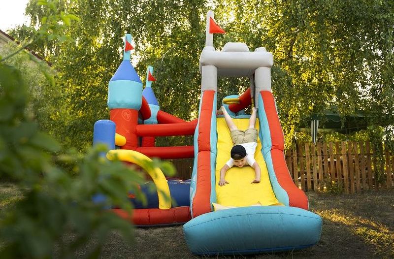 Topoganul gonflabil: secretul unei veri pline de zambete si joaca pentru copii