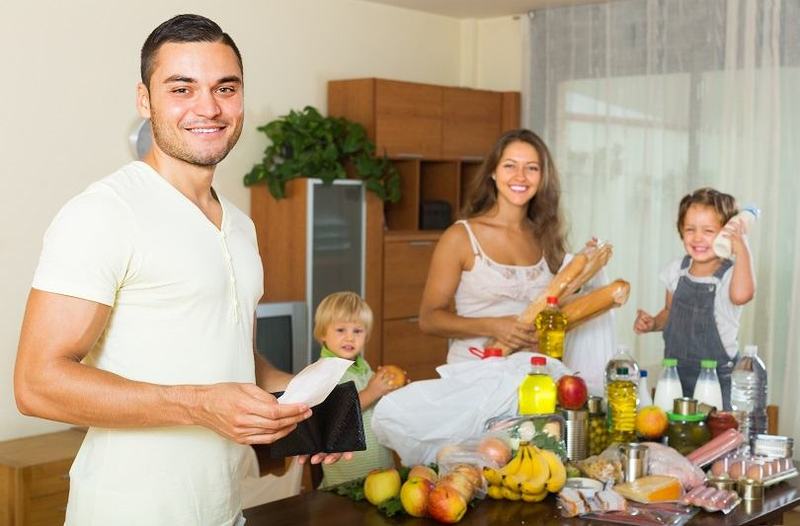 Cati bani ii trebuie unei familii din Romania pentru un trai decent? Cosul minim a ajuns la 11.668 de lei pe luna