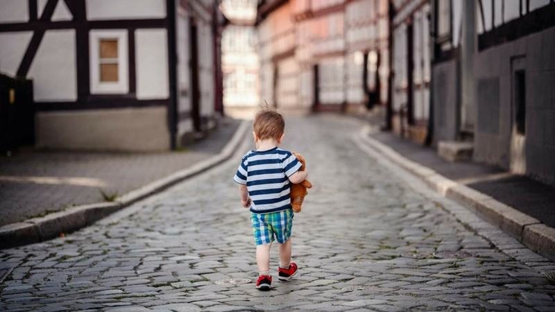 Copiii nu mai au voie pe strazi noaptea in mai multe orase din Franta. Care este motivul