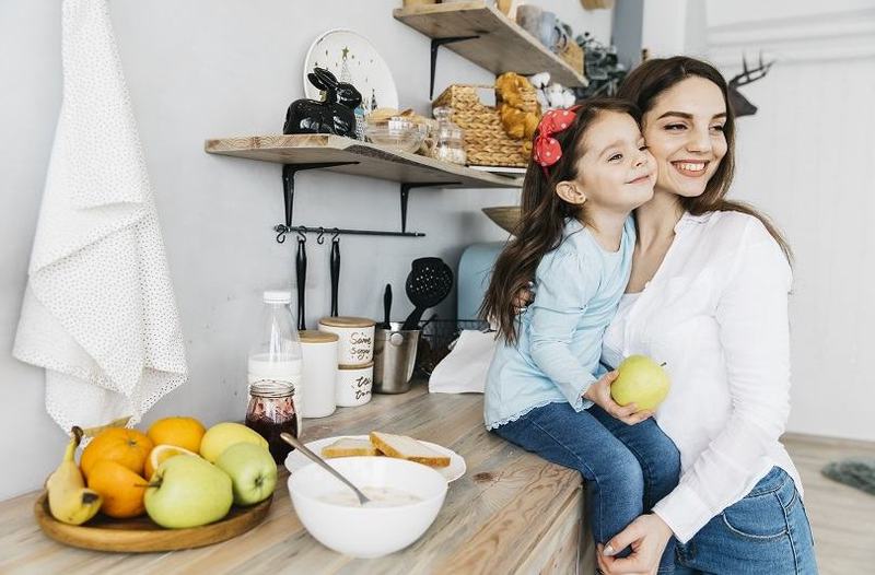 Alimentatia copilului de gradinita: Cum il convingi sa aleaga marul, nu bomboanele