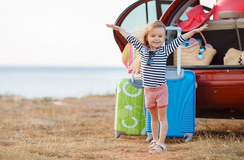 Lista completa pentru bagajul copilului la mare: accesoriile esentiale pentru bebelusi, prescolari si scolari