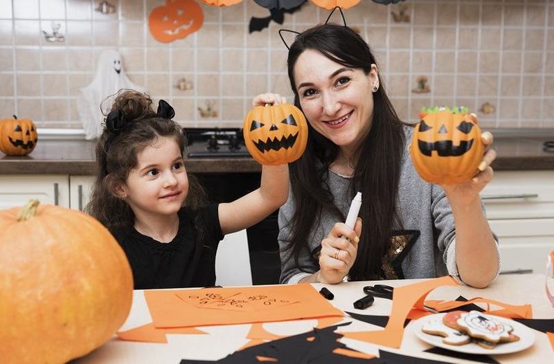 Cum explici decoratiunile de Halloween copiilor mici si reduci frica de monstri