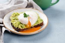 Toast cu avocado si ou posat