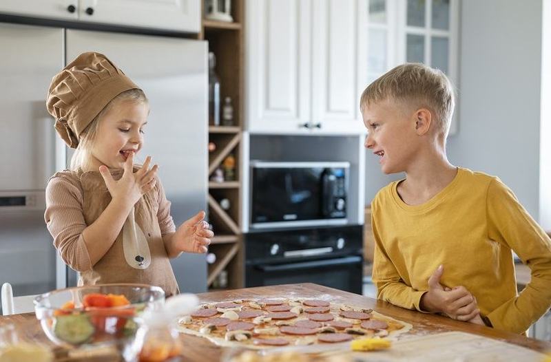 Retete de pizza fara blat pentru copii. Solutii cand mananca doar branza si toppingul