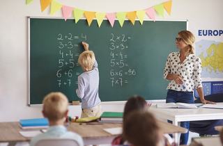 Burse de merit 2026-2027: 450 de lei pe luna pentru primii 15% dintre elevi. Cine primeste banii si ce conditii trebuie indeplinite