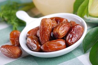 Cand introducem curmalele in alimentatia copilului