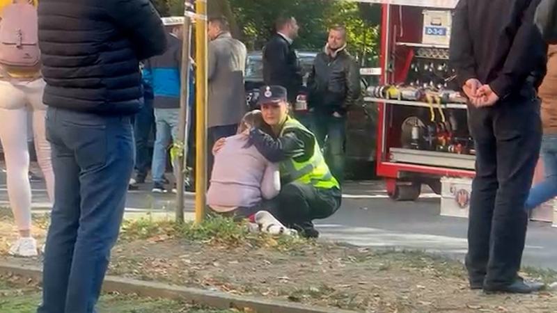 Scene de durere in Rahova: mama si iubitul tinerei insarcinate moarte in explozie, devastati de pierdere. Trupul tinerei, scos cu doua macarale