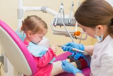 Situatii care ne pot trimite de urgenta cu cel mic la medicul dentist