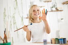 De ce sa-ti lasi copilul sa picteze cu degetele. Beneficii uimitoare pentru dezvoltarea acestuia