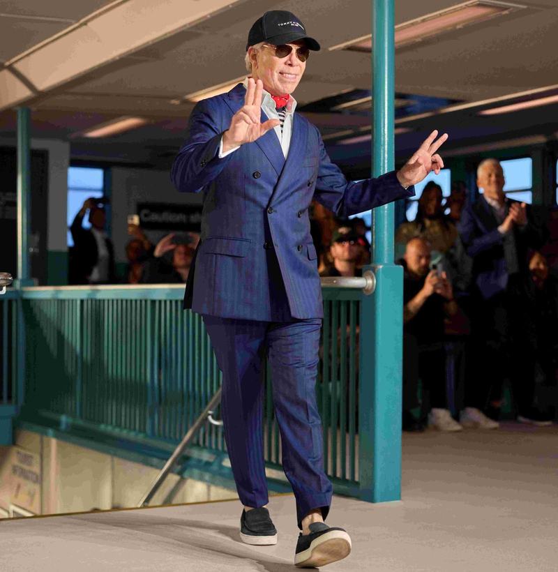 Tommy Hilfiger a prezentat colectia Primavara 2025, pe nava dezafectata MV John F. Kennedy, la Fashion Week din New York