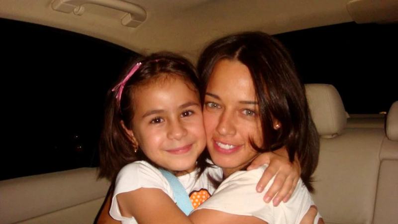 Revedere emotionanta dupa 20 de ani. Cum arata acum Mariuca, fetita „adoptata” de Andreea Raicu. Acum este mama la randul ei