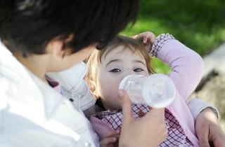 Cand renunta copilul la biberon? Semne ca este pregatit si sfaturi pentru tranzitia la cana