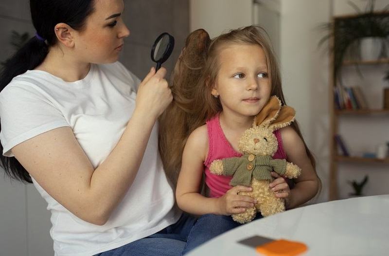 Capusele la copii: sfaturi de verificare, prevenire si riscuri dupa joaca in parc