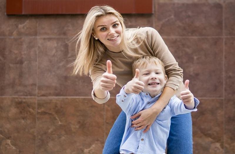 Copilul refuza imbratisarile? Cum sa respecti limitele si sa construiesti incredere