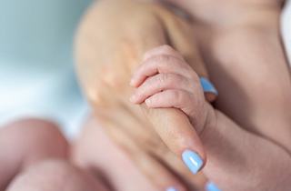 Contactul piele pe piele la nou-nascuti: cum functioneaza metoda cangur si ce beneficii are pentru bebelusi
