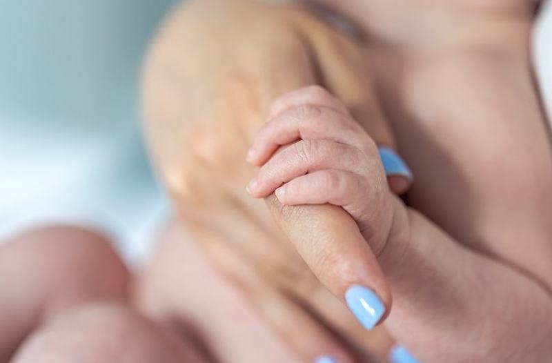 Contactul piele pe piele la nou-nascuti: cum functioneaza metoda cangur si ce beneficii are pentru bebelusi