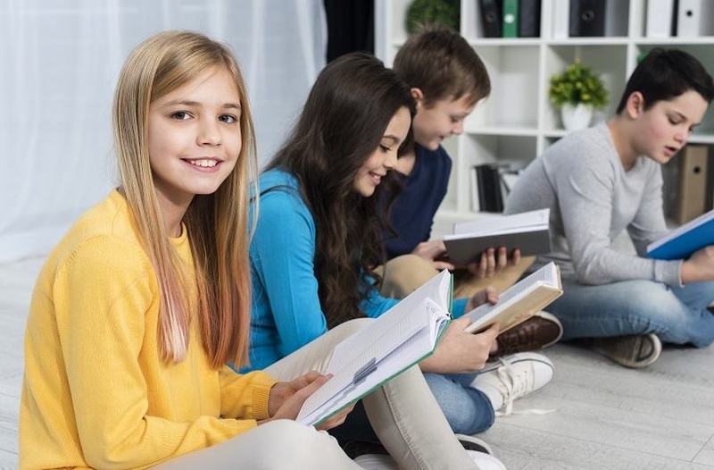 Carti pentru adolescenti: cum sprijina dezvoltarea emotionala si relatia cu parintii