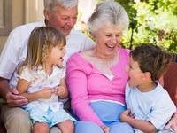 Indemnizatie bunici. Bunicii vor primi bani de la stat pentru a avea grija de nepoti