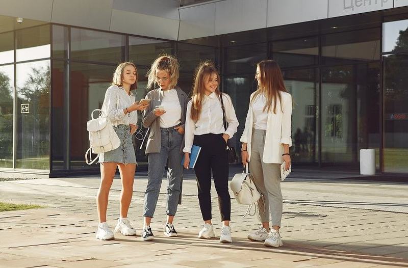 Dictionar Generation Z: ce inseamna „slay”, „sus”, „ghost” sau „FR FR” in limbajul adolescentilor