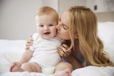Studiu: Dragostea mamei face copiii mai inteligenti