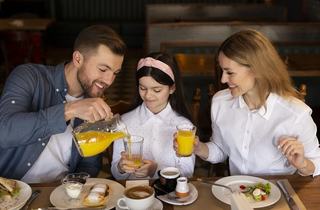 Copiii la restaurant: Reguli nescrise si varsta potrivita pentru o cina linistita