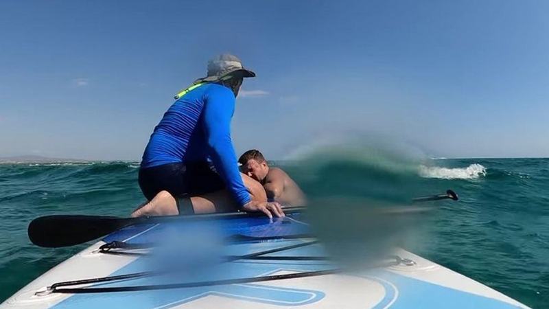 Trei turisti romani, un tata si cei doi copii ai sai, salvati de la inec in Grecia. Momentul a fost filmat si a devenit viral