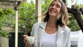 Adela Popescu a lansat o...