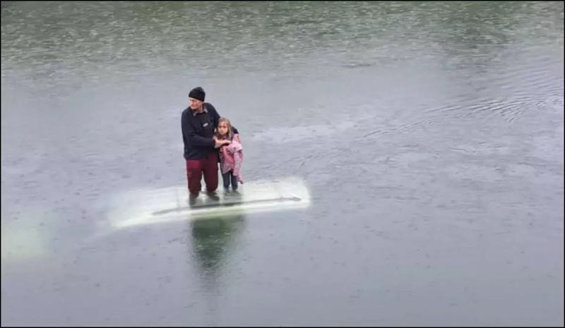 Caz dramatic in Arges. Un batran si o fetita, salvati de pe plafonul unei masini cazute in canal