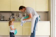 Tatii care fac curat in casa au fiice de succes