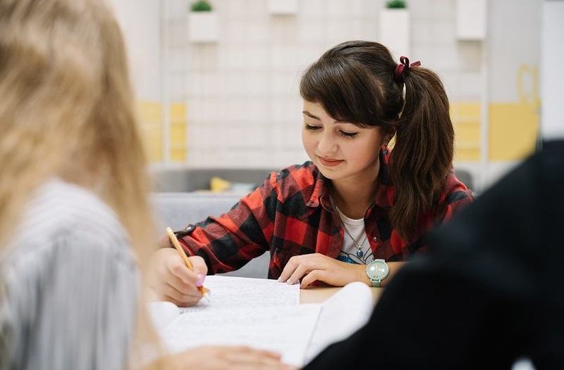 Evaluarea Nationala 2026: cum se corecteaza greselile pe foaia de examen la Limba Romana si Matematica fara pierderea punctelor