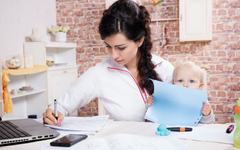 Mamele aflate in concediu de crestere a copilului pot munci. Singura conditie pe care trebuie sa o respecte