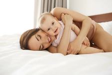 Stiinta a confirmat: cel mai relaxant lucru pentru bebelusi este imbratisarea mamei sau tatalui