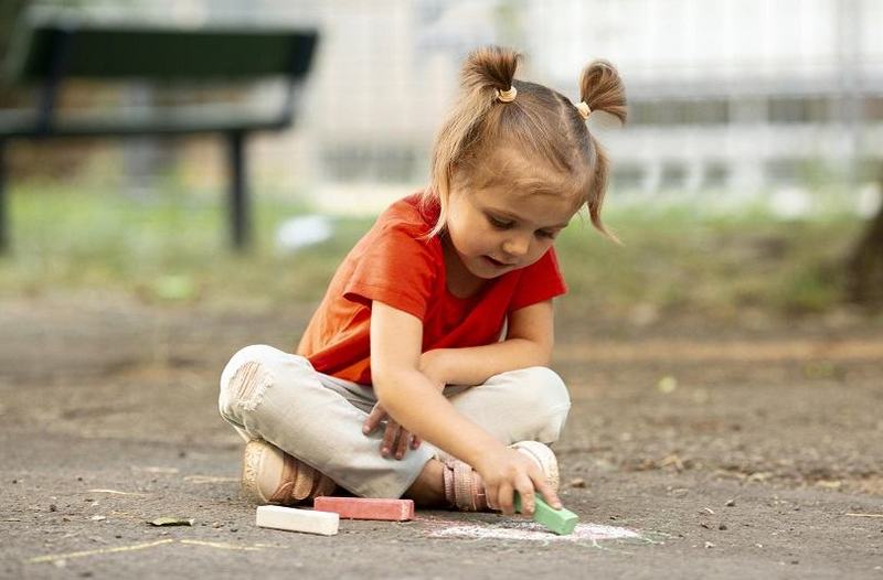 Cum sa cresti un copil fara frati fara sa se simta singur? Strategii si activitati eficiente de la specialisti