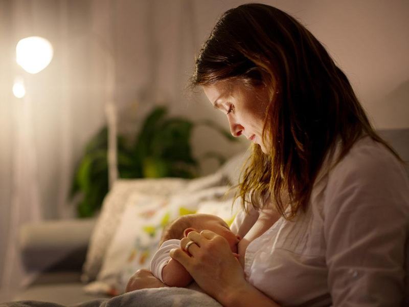 Alaptarea nocturna are numeroase beneficii pentru sanatatea bebelusului. Nu renunta la ea!