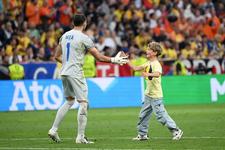 Cine este copilul care a intrat pe teren, in timpul meciului Romaniei cu Olanda. „Am vrut sa dau mana cu Nita”