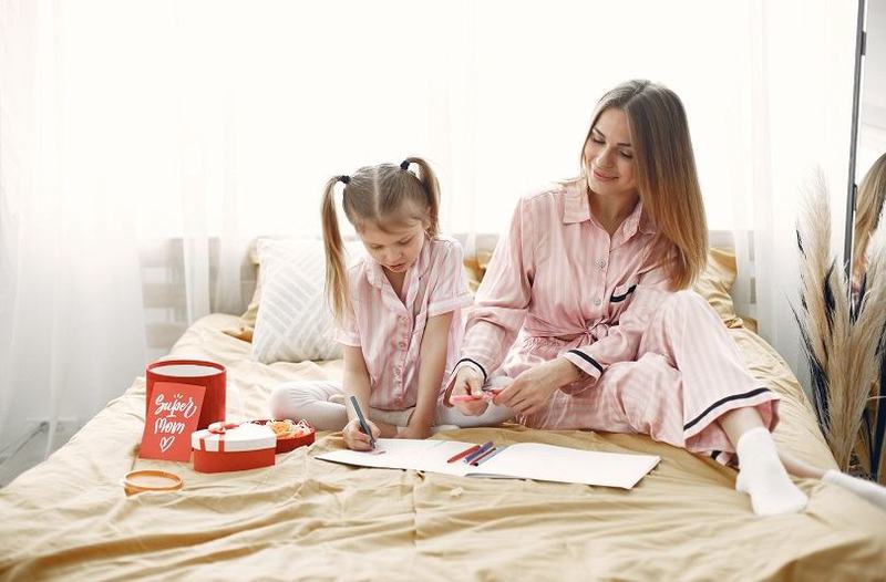 Fetitele nu asculta, ele imita: ce model le oferim ca mame?