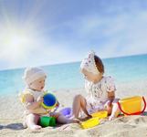 Reguli stricte pentru protectia bebelusului la plaja