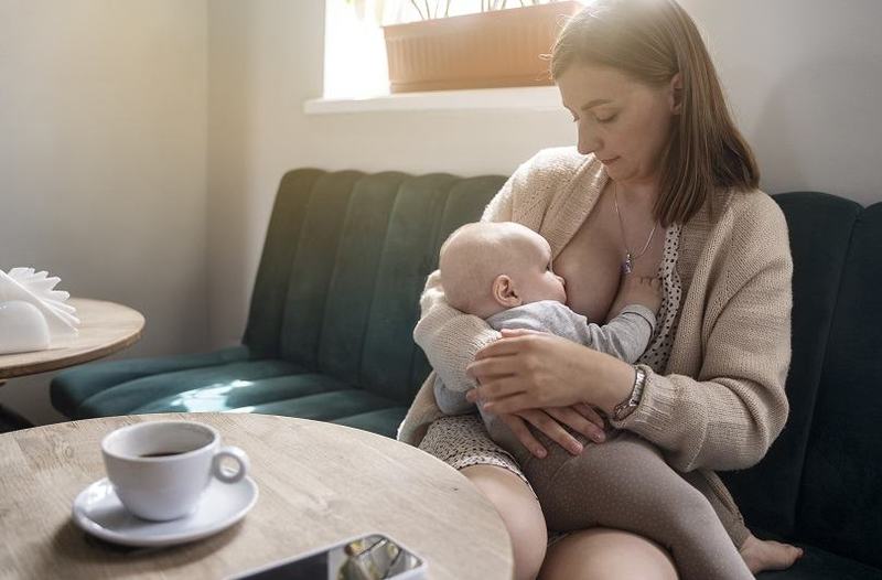 Cafeaua de dimineata pentru mame obosite: efecte si recomandari dupa nopti nedormite