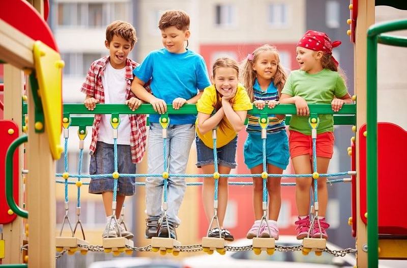 Copiii invata prin imitatie: cum reactionezi cand cel mic preia cuvinte sau gesturi nepotrivite din parc