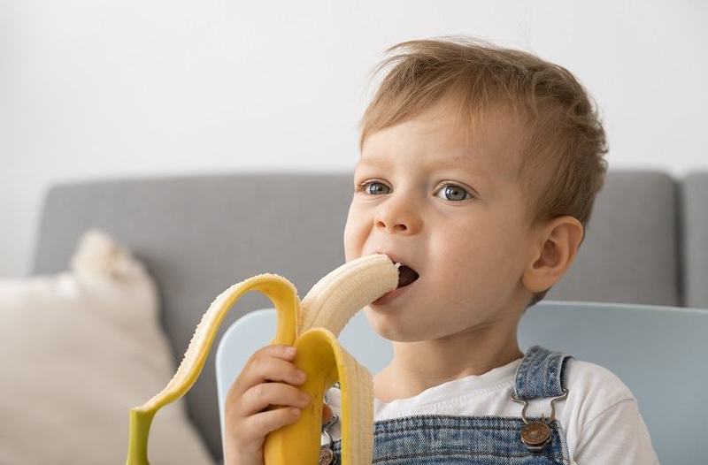 Gustare rapida, sigura si hranitoare: Banana in alimentatia copiilor de la 6 luni la 3 ani