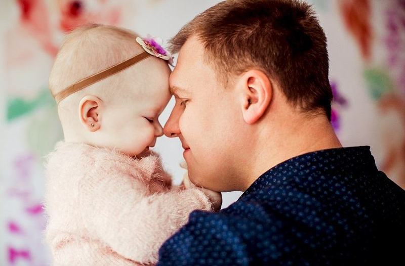 10 moduri in care bebelusul tau iti spune Te iubesc!