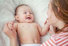 10 moduri in care bebelusul tau iti spune Te iubesc!